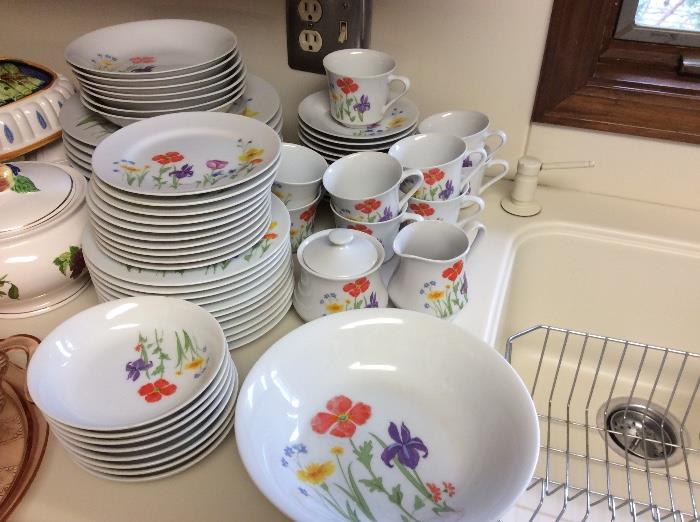 Porcelain floral design dinnerware set