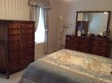 Lovely traditional bedroom set with full bed 