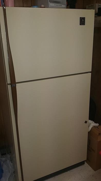 GE almond 18 cu ft refrigerator