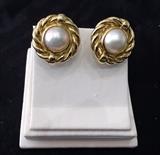 18K Y/G EARRINGS WITH MABE PEARLS