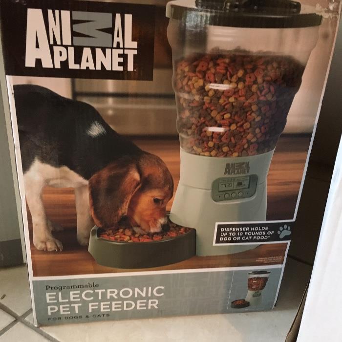 Practical puppy feeder