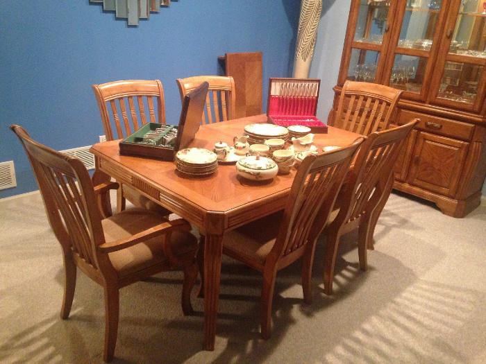 Dining Room Table w/ Leaves and 6 Chairs
 