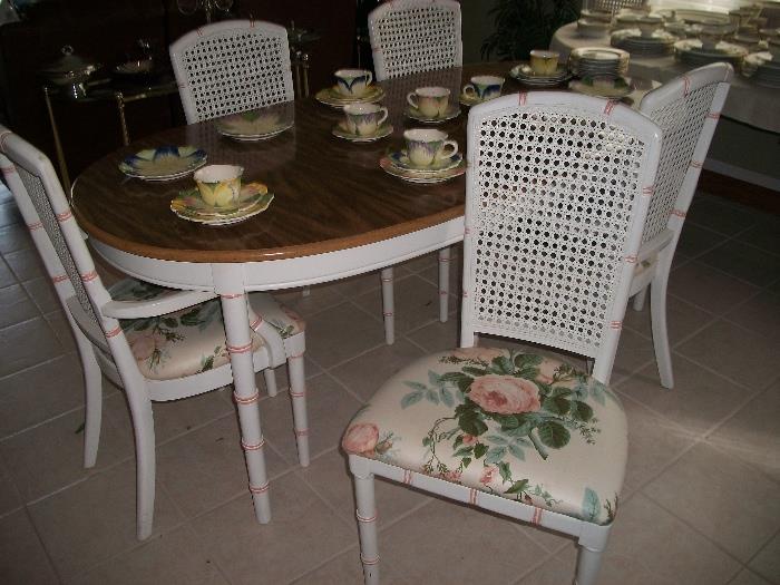 VINTAGE TABLE & 6 CHAIRS