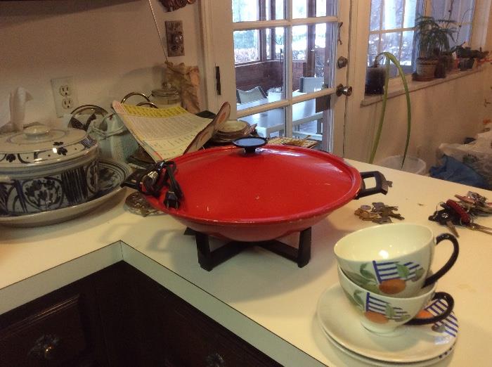 Electric red wok, serving pueces