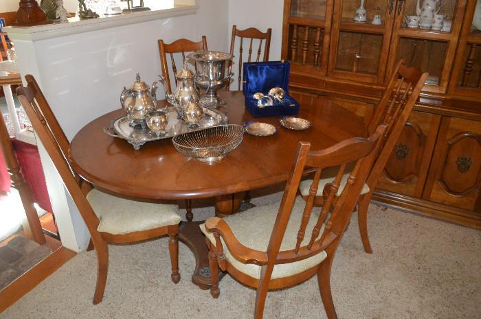 Traditional pedestal table, 6 chairs also 2 leaves and pads (not shown)