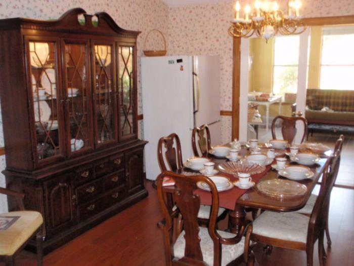 Thomasville Dining Room Set Table w/ 6 Chairs and China Cabinet