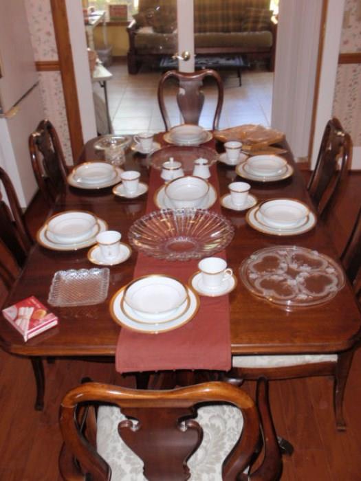 Thomasville Dining Table with 6 Chairs and two leaves