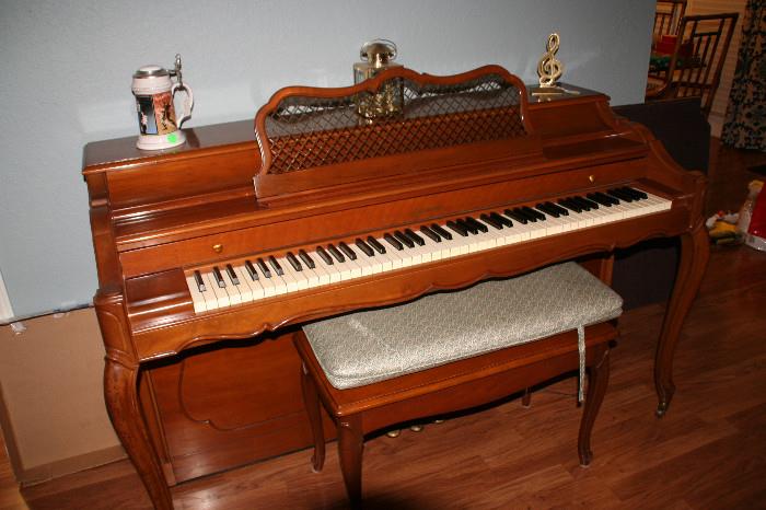 Beautiful Vintage piano with Bench