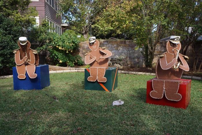 Animated gingerbread musicians