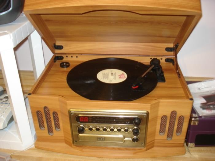 Retro/reproduction Anders Nicholson turntable, CD, radio.  MTGA05.