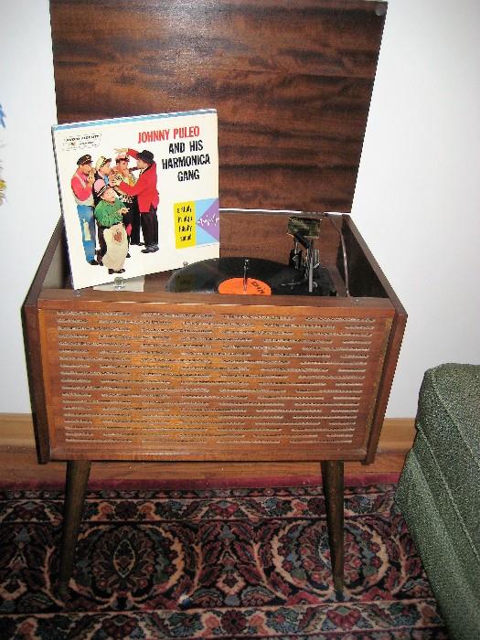 This is AWESOME!! Vintage Electrophonic record player