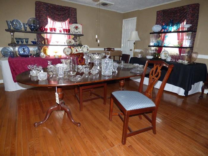 Quality Councill Furniture dining table with 2 leaves & 6 chairs