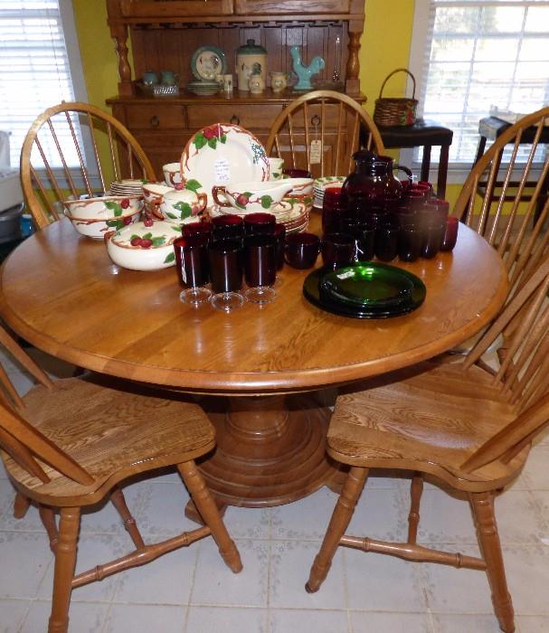 Wine Country Collection ound table with 2 leaves & 6 chairs 