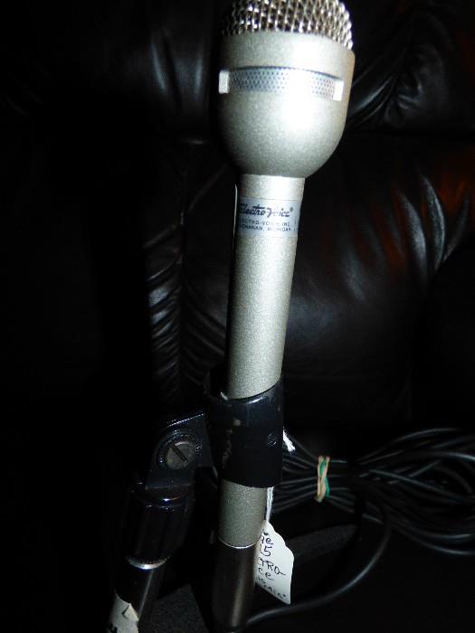 Electro-Voice Mic RE5 called the "Elvis Mic".  He and Frank Sinatra wouldn't use any other according to our source, "Record Heaven" in Griffin, Ga.