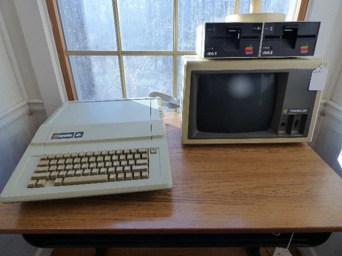 1984 Apple IIE computer, with monitor & 2 floppy disk 