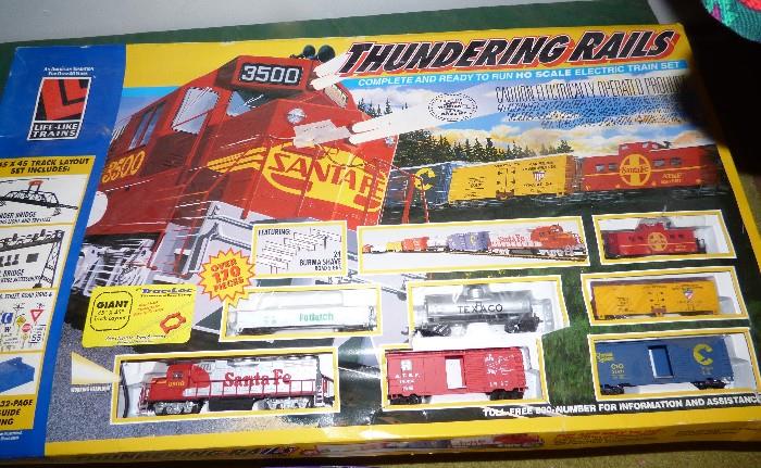 HO scale Thundering Rails train set