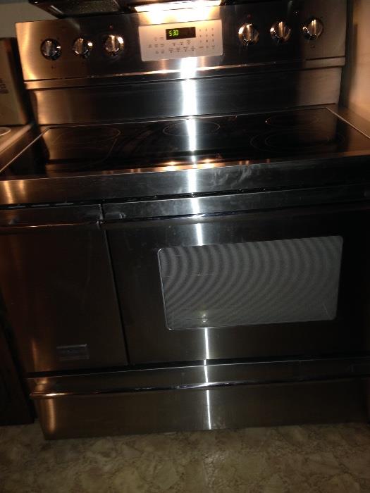 Frigidaire Professional 40" Glasstop with 5 burners. Double oven with Confection. Two years old originally $2700. Price $1500