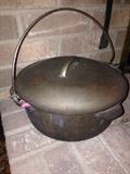 Cast iron pot with lid