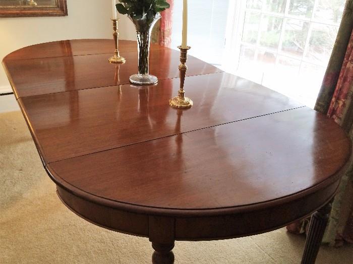 William IV antique mahogany dining table (mid-19th century), has five leaves and extends to 155"