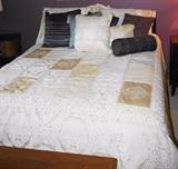 Like-New Queen Size Bed; Posturepedic Queen Bed