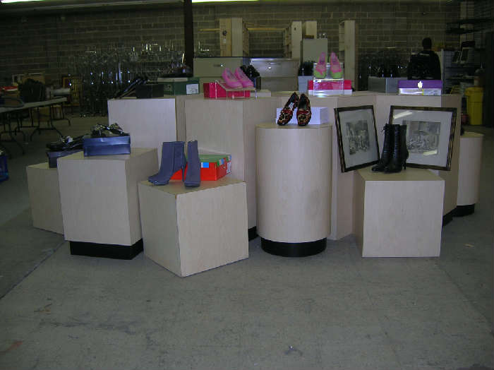 DISPLAY CUBES WITH SHOES