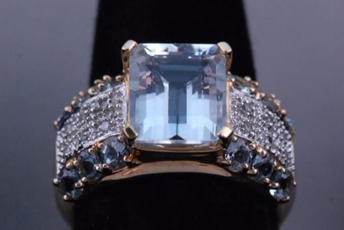 Ladies 10K YG Aquamarine & Diamond Cocktail Ring