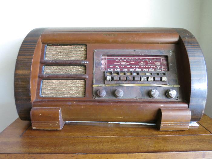 Vintage Philco Tube Radio, Breadbox Style