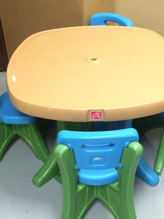 Children's play table with 4 chairs
