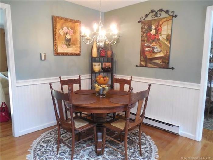 Oak kitchen table with 4 chairs & leaves
