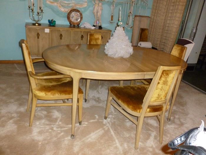 Neat table & 6 chairs w/2 leaves & pads.b..White Furniture Co