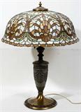 lot #1025 AMERICAN LEADED SLAG GLASS SHADE, DIA 20", ON A METAL LAMP BASE, H 25"