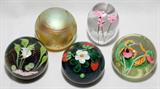 LOT#1189  ORIENT & FLUME, LUNDBERG STUDIOS & DAUM GLASS PAPERWEIGHTS, FIVE, DIA 1 3/4"-3", Orient & Flume paperweights include 1 strawberry blossom, signed, dated 1984, numbered 349/500; 1 iris motif, signed, dated 1986, numbered 16/150; and 1iridescent glass with herons, signed, dated 1980, numbered 52/100.  Together with 1 Lundberg Studios with swimming fish motif, dated 1981, and 1 Daum, ovoid shape with three pink flowers, H.3 1/2".