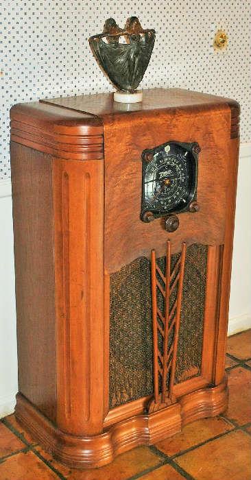 Zenith Long Distance Floor Radio