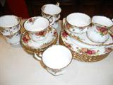 21 pcs. Old Country Rose
Royal Albert
Bone China England

6 luncheon plates, 6 cups & saucers,
Cream, Sugar, oval Tray