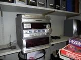 Philips Magnavox
3 CD Changer
w/2 Speakers