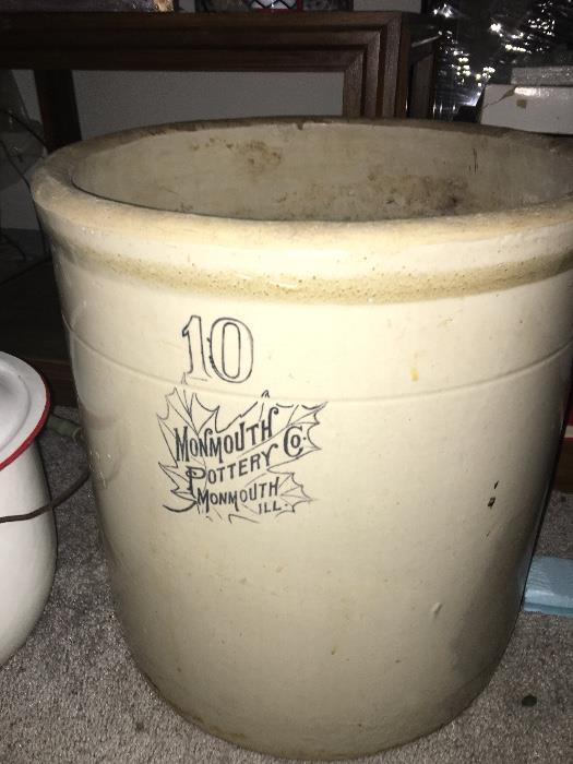 Very Collectable 12 Gallon Crock, Monmouth Pottery Co. Monmouth ILL.Only 1 available
Vintage item from the 1940s/Materials: stone ware, clay