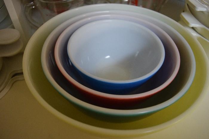 Pyrex nesting bowls- Primary colors