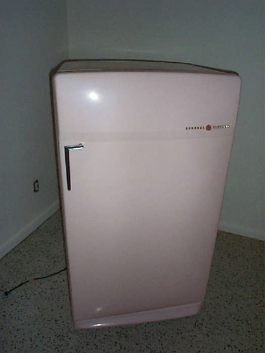 one of the best rare GE 1950’s pink stove model J-408 with a matching pink refrigerator, only one year in production in pink, absolutely working and showroom condition!