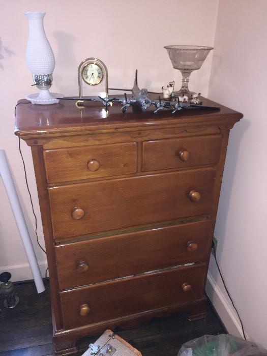 MAPLE CHEST OF DRAWERS / DRESSER