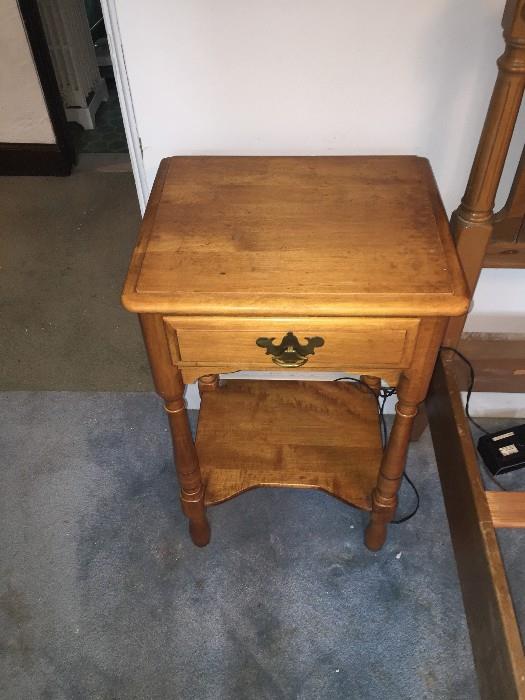 MAPLE NIGHTSTAND