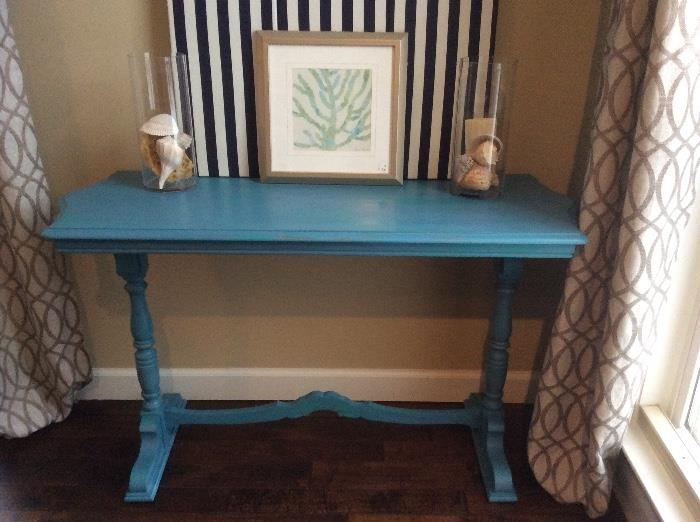 Stylish chalk painted sofa table! Check out the closeup of the chalk paint finish!!!!