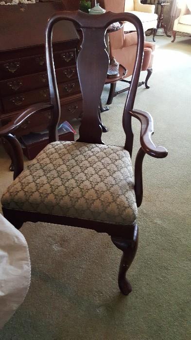 Ethan Allen Georgian Chair Matches Dining room table & 4 Other Chairs