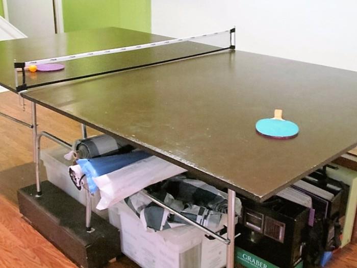 Wonderful ping pong set with 4 rackets!