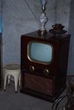 Such a cute old TV!