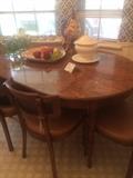 Oval breakfast table & chairs (Leaf can be removed.)
