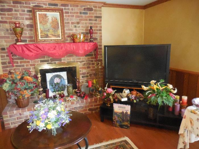 Family Room.Flowers, Candles, Decor