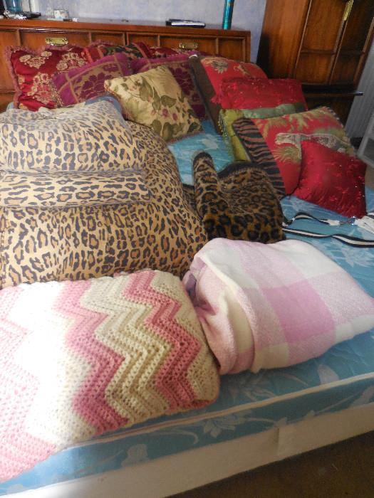 Bedding. Decor Pillows.Sheets