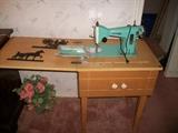 VINTAGE WHITE SEWING MACHINE