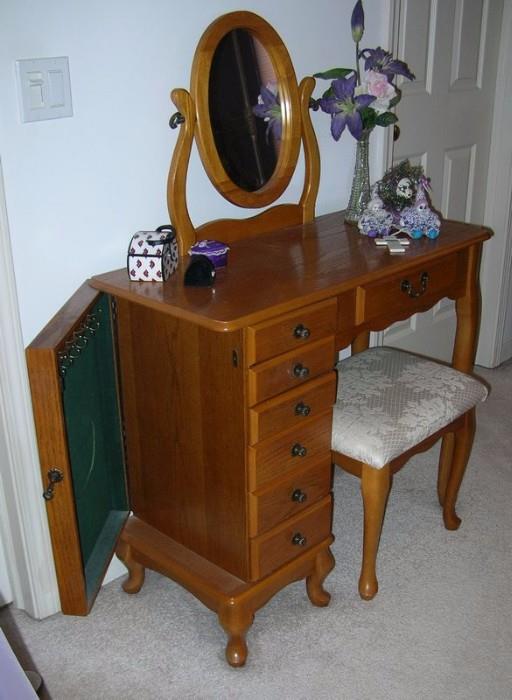 Jewelry dressing table