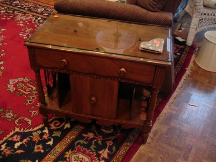 Vintage William and Mary-style end/lamp table